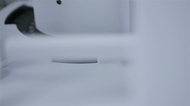 Équipement pharmaceutique moderne. Machine automatique de haute technologie pour la production de médicaments, analyse chimique .