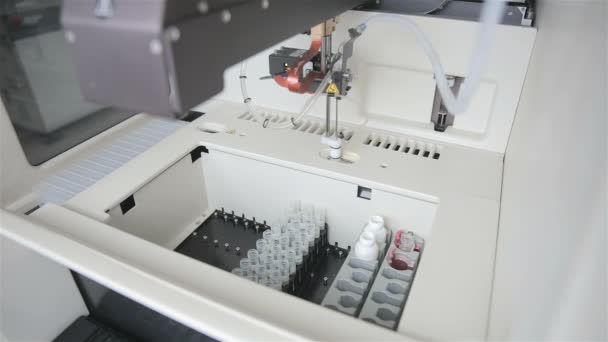 Équipement médical moderne automatisé pharmaceutique travaillant avec des biomatériaux dans un laboratoire moderne . — Video