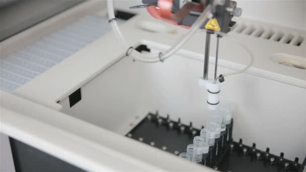 Фармацевтическое автоматизированное современное медицинское оборудование, работающее с биоматериалами в современной лаборатории . — стоковое видео