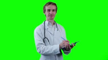 Doktor beyaz paltolu bir reçete yazıyor. Chroma anahtar arka plan.