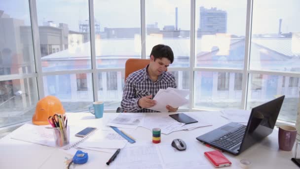 Annoyed, frustrated, angry businessman throwing a pile of documents in a clean bright office. — Stock Video