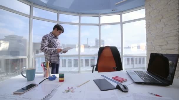 Irriterad, frustrerad, arg affärsman kasta en hög med dokument i en ren ljusa kontor. — Stockvideo