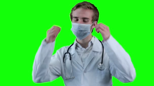 Усміхнений лікар видаляє медичну маску, дивлячись на екран . — стокове відео