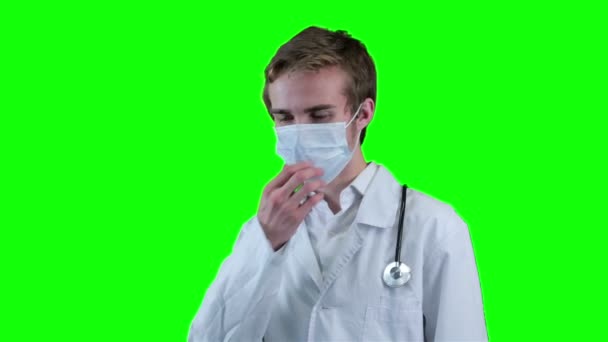 Üzgün doktor tıbbi maskesi ekranına arıyorum kaldırır. Yeşil ekran, chromakey. — Stok video