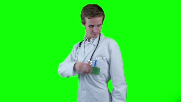 Lekarz daje tabletki do aparatu. Kciuk w górę. Chromakey. — Wideo stockowe