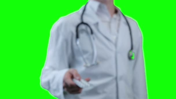 認識できない医師の手は、カメラに丸薬を与えます。親指を立てます。緑色の画面. — ストック動画
