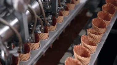 Otomatik dondurma üretim hattı.