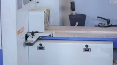 Marangoz ahşap ile çalışır. Ağaç işleme mekanizması. Modern dairesel testere makinesi.