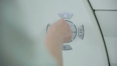 Tanınmayan doktor eller bilgisayarlı tomografi Ct MRI tarayıcı makine ile çalışır.