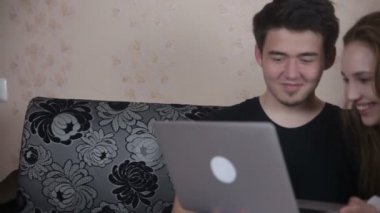 Evde bilgisayarı kullanan bir çift. Aile, teknolojisi kavramı.