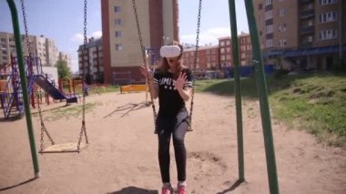 Açık havada sallanan Vr cazibe oynayan yakışıklı genç kadın. Sanal gerçeklik 3d modern teknoloji.