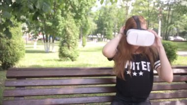 Genç kadın oynarken oyun VR-kask akıllı telefonlar için kullanarak. Sanal adres alanı, artar gerçeklik aygıt.