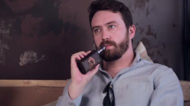 Sakallı moda adam sigara elektronik sigara.