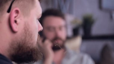 İki adam elektronik sigara elektronik sigara içiyorum. Duman, duman.