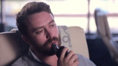 Sakallı moda adam sigara elektronik sigara.