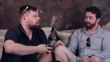 İki adam elektronik sigara elektronik sigara içiyorum. Duman, duman.