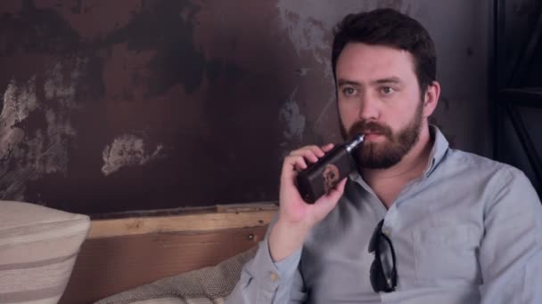 Bearded fashion man smoking electronic cigarette. — Stock Video