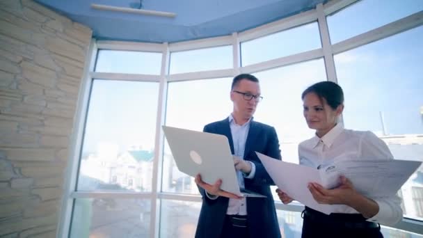 Dois jovens empresários caucasianos que têm uma reunião no edifício de escritórios moderno. Steadicam . — Vídeo de Stock