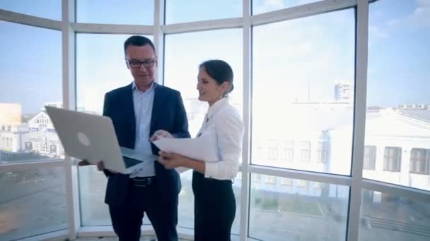 Two young caucasian businessman having a meeting in modern office building. Steadicam. — Stock Video