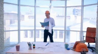 İş takım inşaat projeleri üzerinde çalışıyor. Erkek ve kadın modern güzel ofis projesinde tartışırken Kurucular vardır.