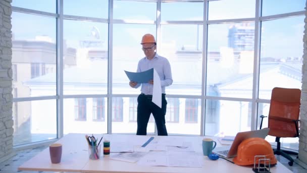 Equipe Buisness trabalhando em projetos de construção. Homem e mulher são construtores discutindo projeto no escritório bonito moderno . — Vídeo de Stock