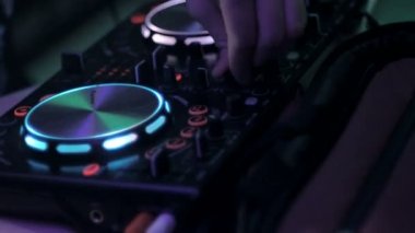 Tanınmayan Dj Müzik kulübünde oynarken eller. Konsol karıştırma. Yakın çekim.