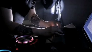 DJ gece kulübünde oynarken müzik eller. Konsol karıştırma. Yakın çekim.