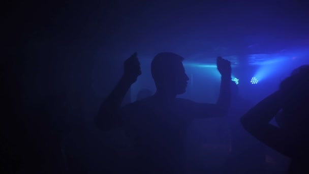 Silueta de baile del hombre irreconocible en un club nocturno . — Vídeo de stock