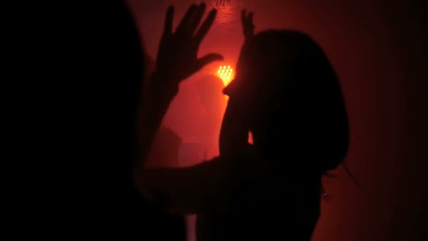 Tanzende Silhouette einer jungen, unkenntlichen Frau in einem Nachtclub. — Stockvideo