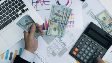 Para sayma, ellerini ovuşturarak onun kazanç, gelir mutlu başarılı iş adamı. Üstten Görünüm.