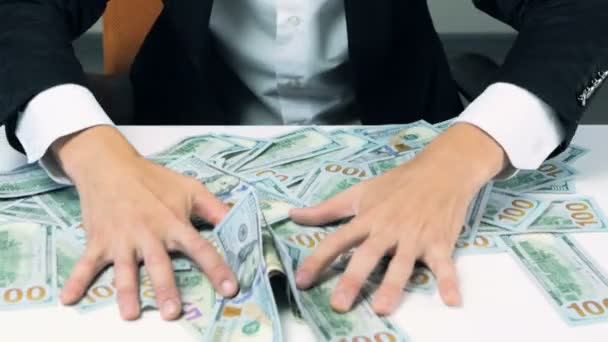 Ganancioso empresário irreconhecível mãos agarrando um monte de notas de cem dólares . — Vídeo de Stock