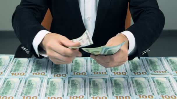 Un uomo d'affari mani contando le banconote in dollari e dà soldi in macchina fotografica . — Video Stock