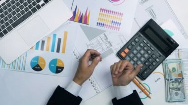 Borç koleksiyoncu iş adamdan para alma. Üstten Görünüm.