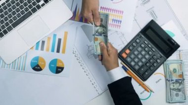 Para için kavga: işadamı eller çekerek yüz dolar faturaları.