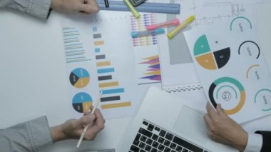 Birlikte masa başında çalışan iki İşadamlarından görünümünün üst bütçe, mali çizelgeleri tartışıyor. El sıkışma. El sıkışan.