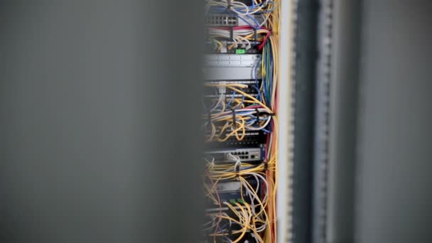 De eenheden van de kamer van de server, datacenters terminals met kabels, draden. — Stockvideo