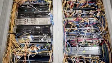 Sunucu Oda birimleri, veri terminalleri kablolar, teller ile merkezi..