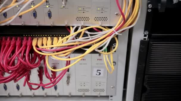 Câbles et connexions sur le serveur réseau .