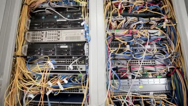 Unidades de sala de servidores, terminales de centro de datos con cables, cables . — Vídeo de stock