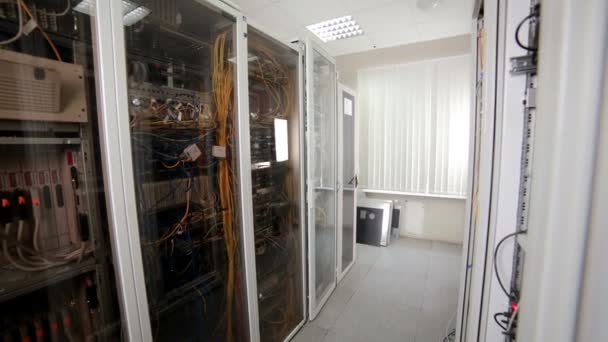 Server Room enheter, Datacenter terminaler med kablar, ledningar. — Stockvideo