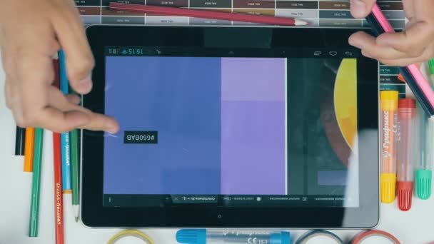 上からタブレットします。認識できない創造的なデザイナーの色を使用します。トップ ビュー. — ストック動画