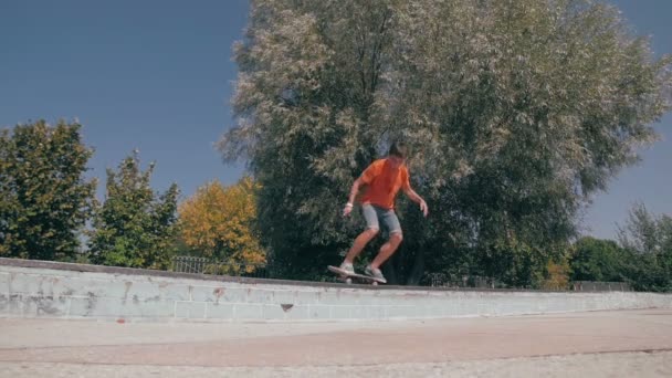 Скейтбордист прыгает в городском скейт-парке. Косоглазие. Стрельба со стеадикама . — стоковое видео