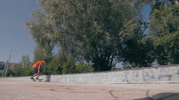 Gerakan lambat Skateboarder melakukan trik di sebuah kota. Tembakan Steadicam . — Stok Video