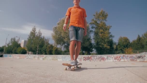 Skutečnou svobodu skateboardingu. Zpomalený pohyb. — Stock video