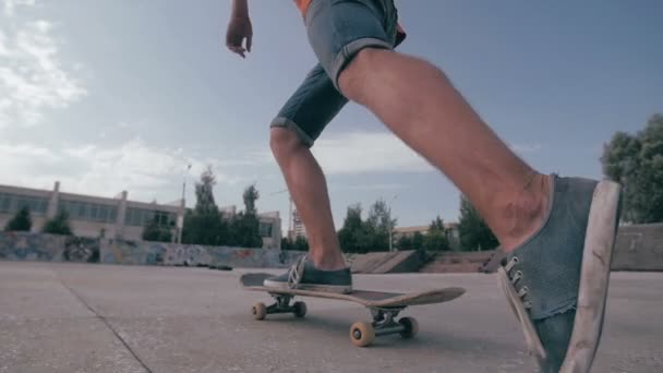 Αγνώριστος νεαρός άνδρας skateboarding. Γκρο πλαν. Αργή κίνηση. — Αρχείο Βίντεο