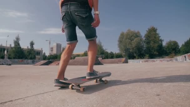 K nepoznání mladý muž skateboardingu. Detail. Zpomalený pohyb. — Stock video