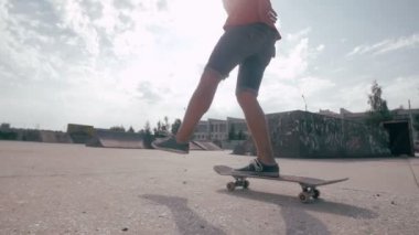 Bir şehirde yapan ağır çekim kaykaycı. Steadicam ateş.