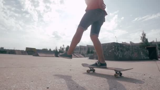 Skateboarder câmera lenta fazendo truques em uma cidade. Steadicam atirar . — Vídeo de Stock