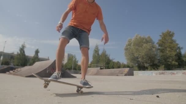 Невідомий молодий чоловік катається на скейтборді. Крупним планом. СЛЮТ Мочіон . — стокове відео