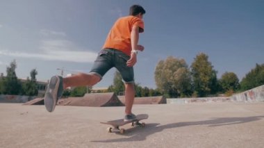 Bir şehir paten parkta atlama kaykaycı. Skow hareket. Steadicam ateş.